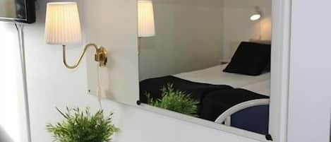 Kamar Double Standar | Meja kerja, tirai kedap cahaya, Wi-Fi gratis, dan seprai linen