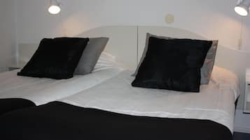 Een bureau, verduisterende gordijnen, gratis wifi, beddengoed