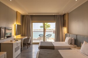 Crystal Jacuzzi Suite (Posh Club) | Minibar con artículos gratuitos, caja fuerte, decoración individual