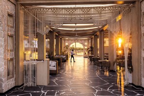 6 间餐厅，供应早餐、午餐和晚餐，国际美食