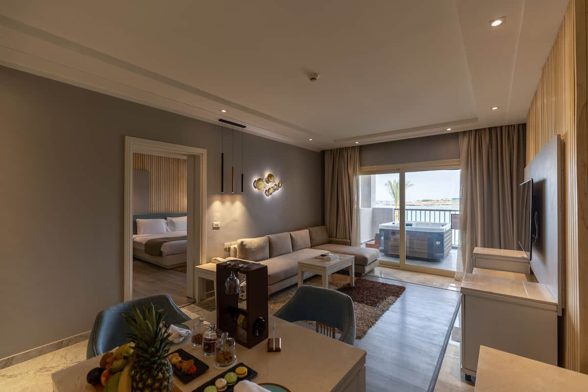 Crystal Jacuzzi Suite (Posh Club) | Zona de estar | Televisión LCD de 40 pulgadas con canales por satélite, una televisión