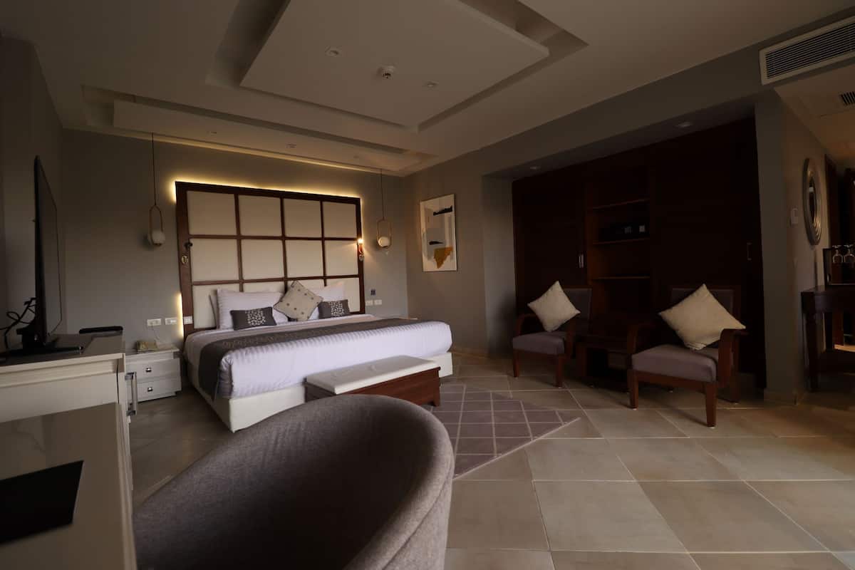 Junior Swim Up Suite (Posh Club) | Free minibar, in-room safe, individually decorated