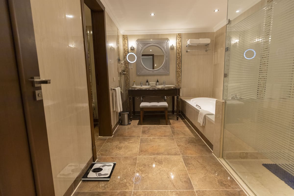 pool suite, sea view (posh club) | bathroom | free toiletries, hair dryer, towels, soap