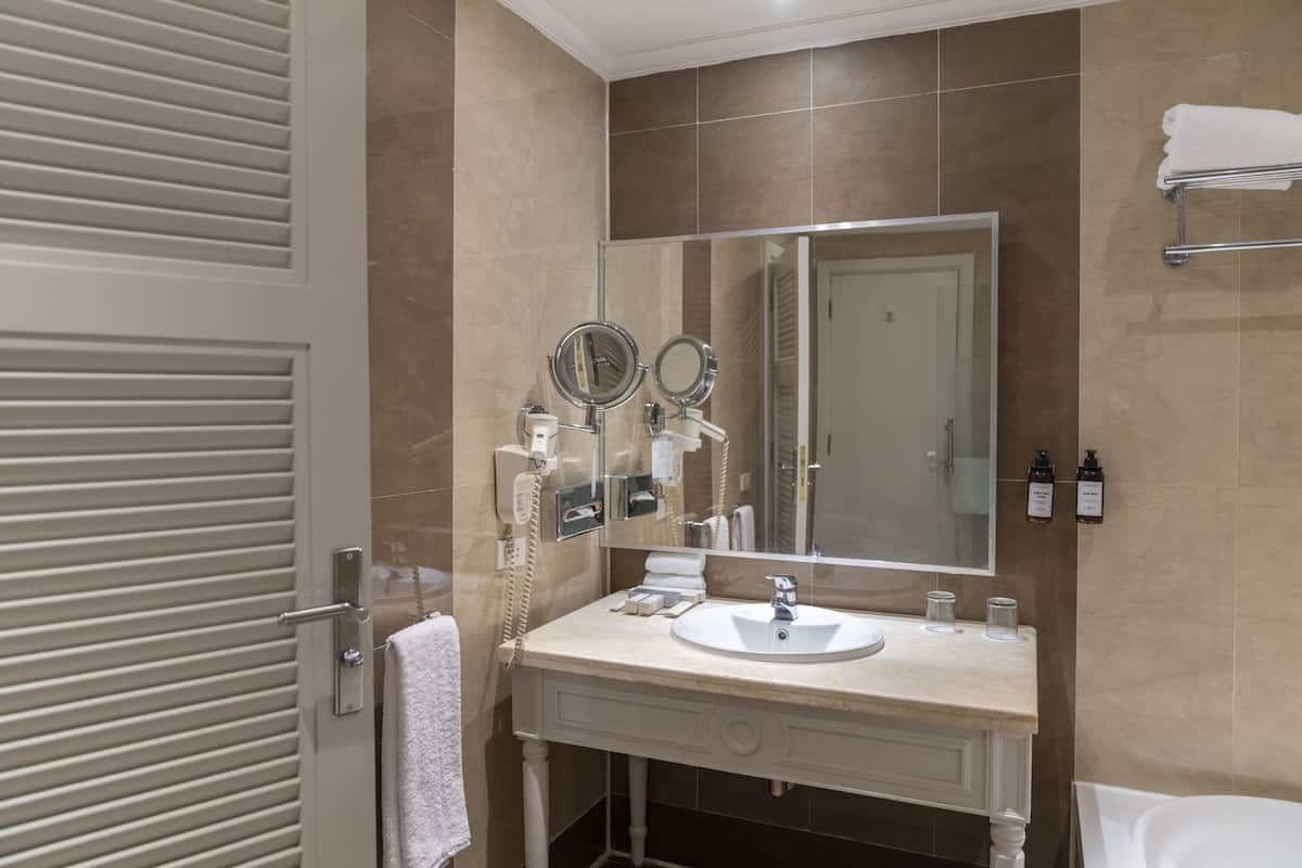 royal suite, sea view (posh club) | bathroom | free toiletries, hair dryer, towels, soap