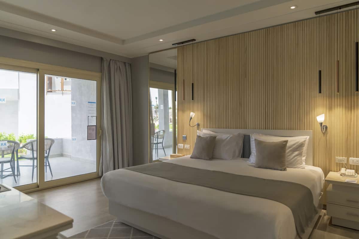 royal suite, sea view (posh club) | 1 bedroom, free minibar, in-room safe, individually decorated