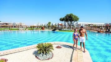 3 Außenpools, geöffnet von 09:00 Uhr bis 17:00 Uhr, Sonnenschirme