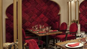 6 restaurants; breakfast, lunch and dinner served