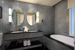 Deluxe-svíta | Baðherbergi | Vistvænar snyrtivörur, hárblásari, baðsloppar, inniskór