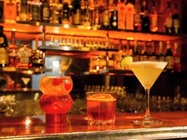 2 bars/lounges, cocktail bar
