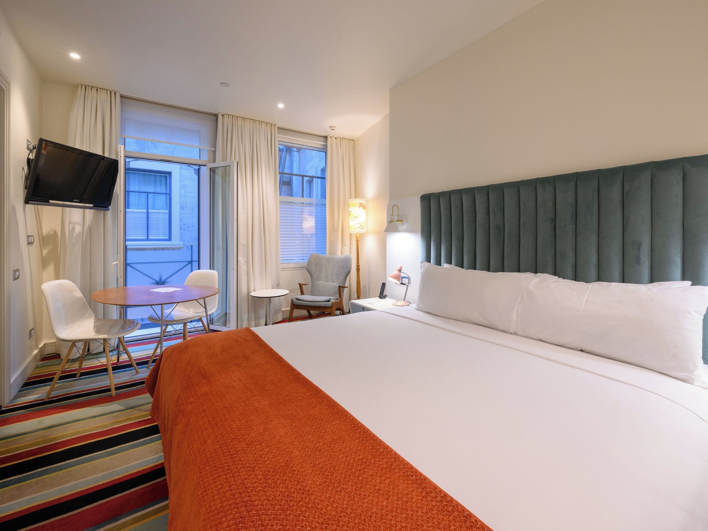 classic room | premium bedding, down duvets, pillow-top beds, minibar
