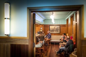 2 bars/lounges, cocktail bar - Hotel DeBrett (Auckland)