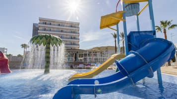 2 outdoor pools, pool loungers