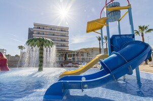2 outdoor pools, sun loungers