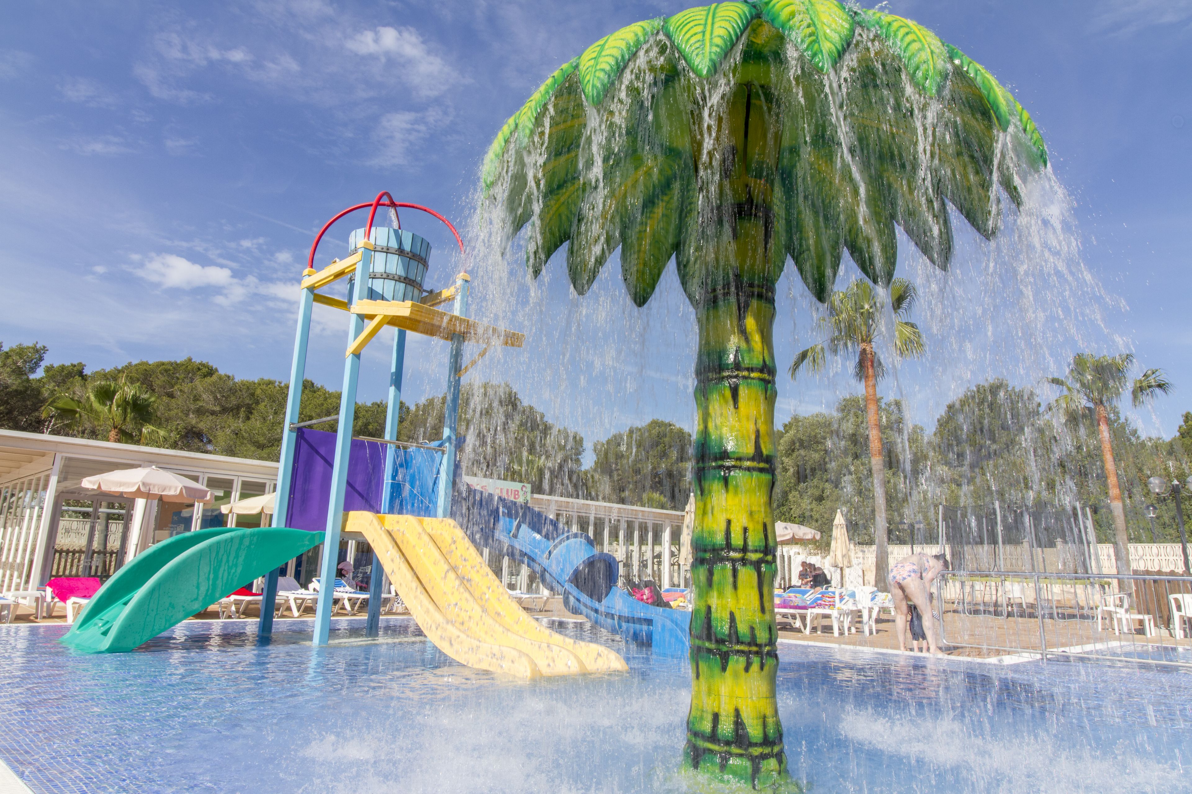 2 outdoor pools, pool loungers