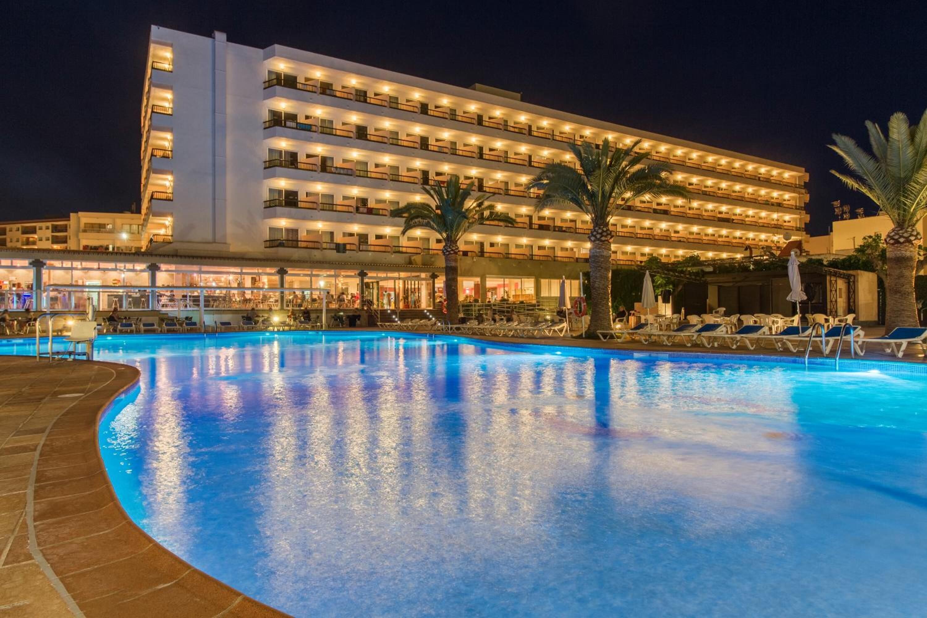 2 座室外游泳池，提供日光浴躺椅