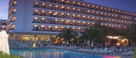 Outdoor pool, sun loungers