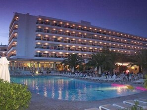 2 outdoor pools, pool loungers