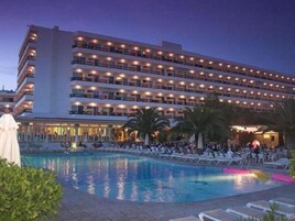 2 outdoor pools, sun loungers