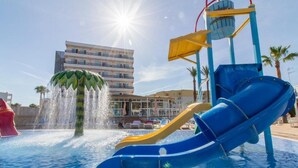 A water park with slides and a water fountain. - Hotel Caribe Ibiza (Santa Eulalia del Rio)