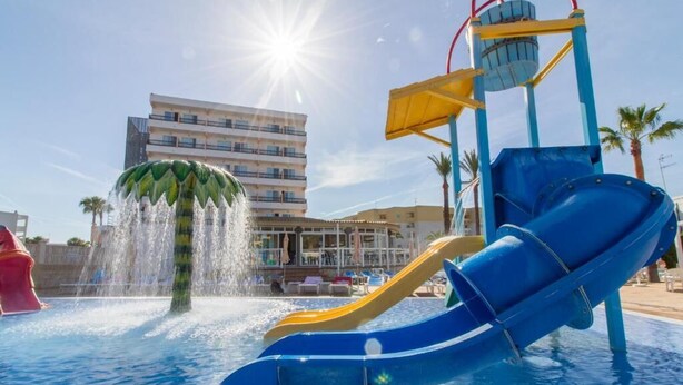 Een waterpark met glijbanen en een fontein.