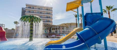 2 outdoor pools, sun loungers