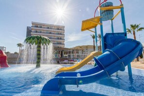 A water park with slides and a water fountain. - Hotel Caribe Ibiza (Santa Eulalia del Rio)
