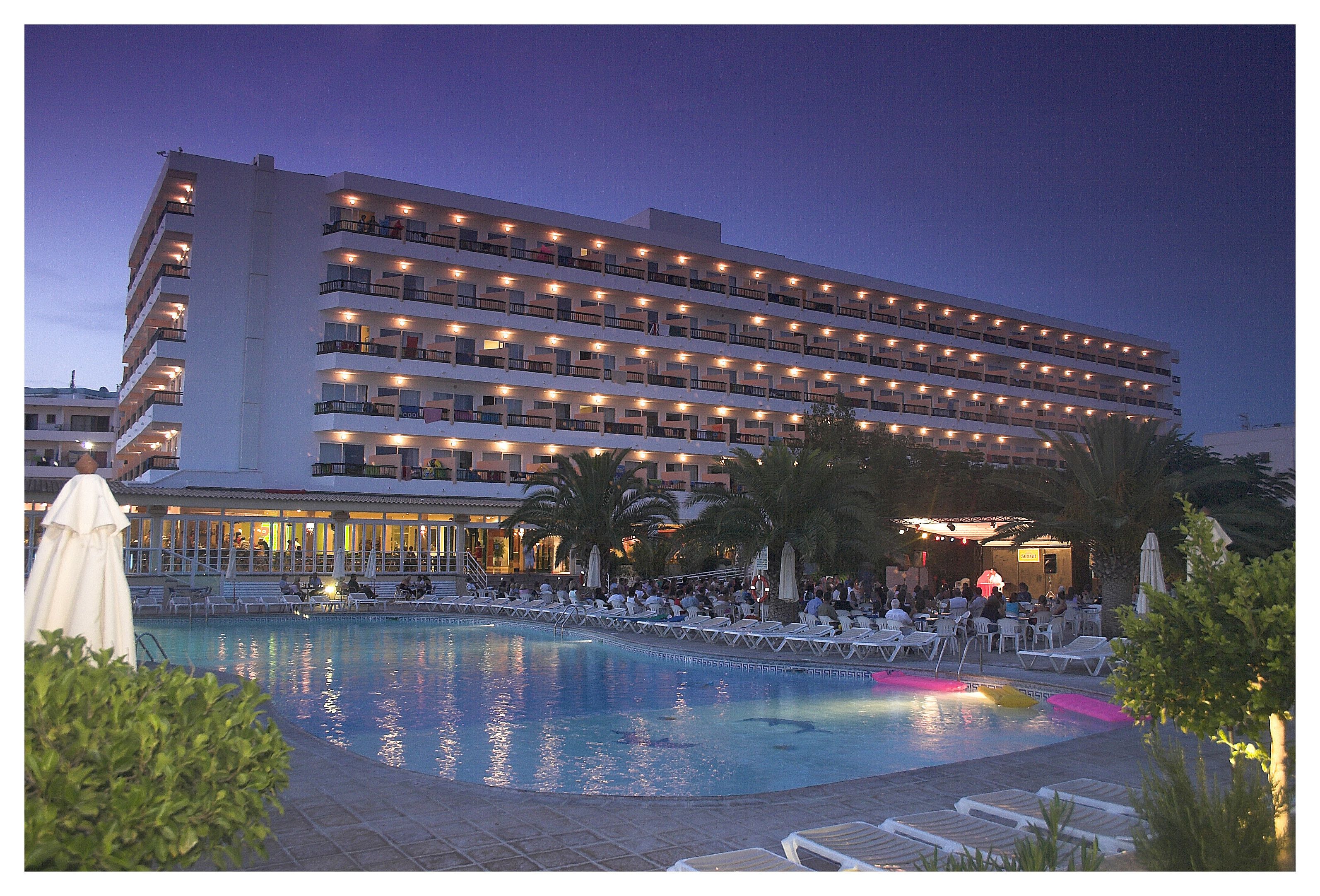 Ein mehrstöckiges Hotel mit Schwimmbad und Außenbereich.