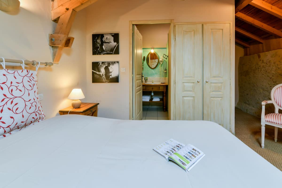 Premium bedding, individually decorated, individually furnished, desk