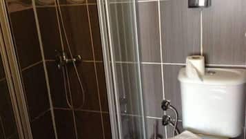 Regadera, amenidades de baño gratuitas, secadora de cabello, pantuflas