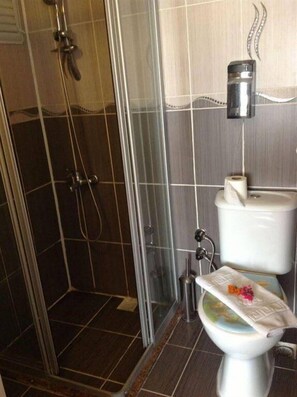 Een douche, gratis toiletartikelen, een haardroger, pantoffels
