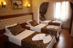 Triple Room | In-room safe, desk, soundproofing, free WiFi