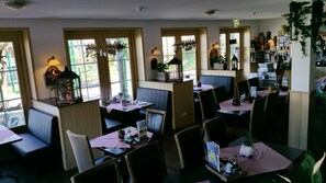 Daily continental breakfast for a fee -  Hotel De Brabantse Biesbosch (Werkendam)