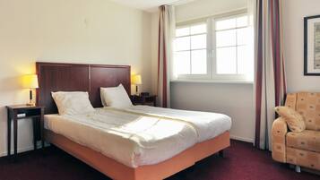 Habitación estándar doble, 2 camas individuales | Minibar, caja fuerte, escritorio y cortinas opacas