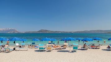 Nära stranden, solstolar, parasoller och snorkling