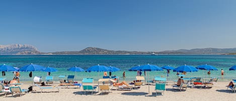 Nära stranden, solstolar, parasoller och snorkling