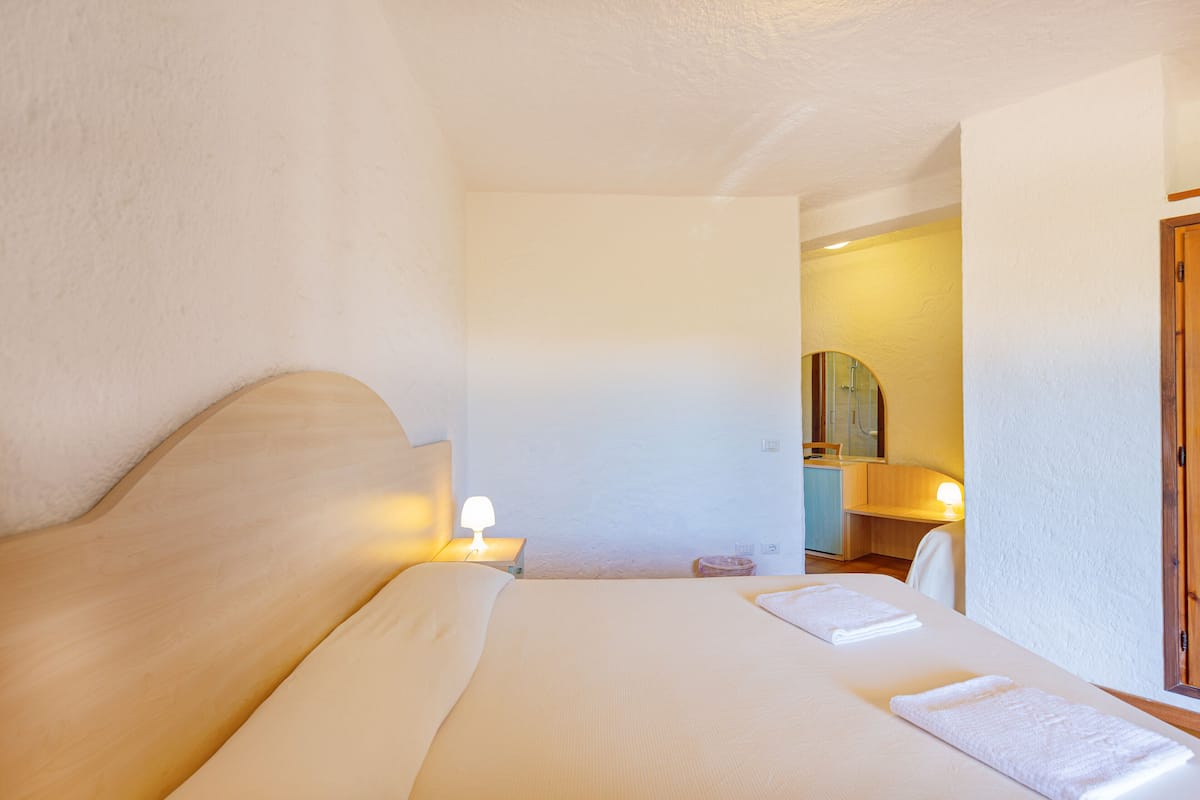 Desk, free WiFi, bed sheets