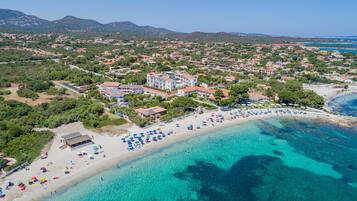 Una spiaggia nelle vicinanze, lettini da mare, ombrelloni, snorkeling