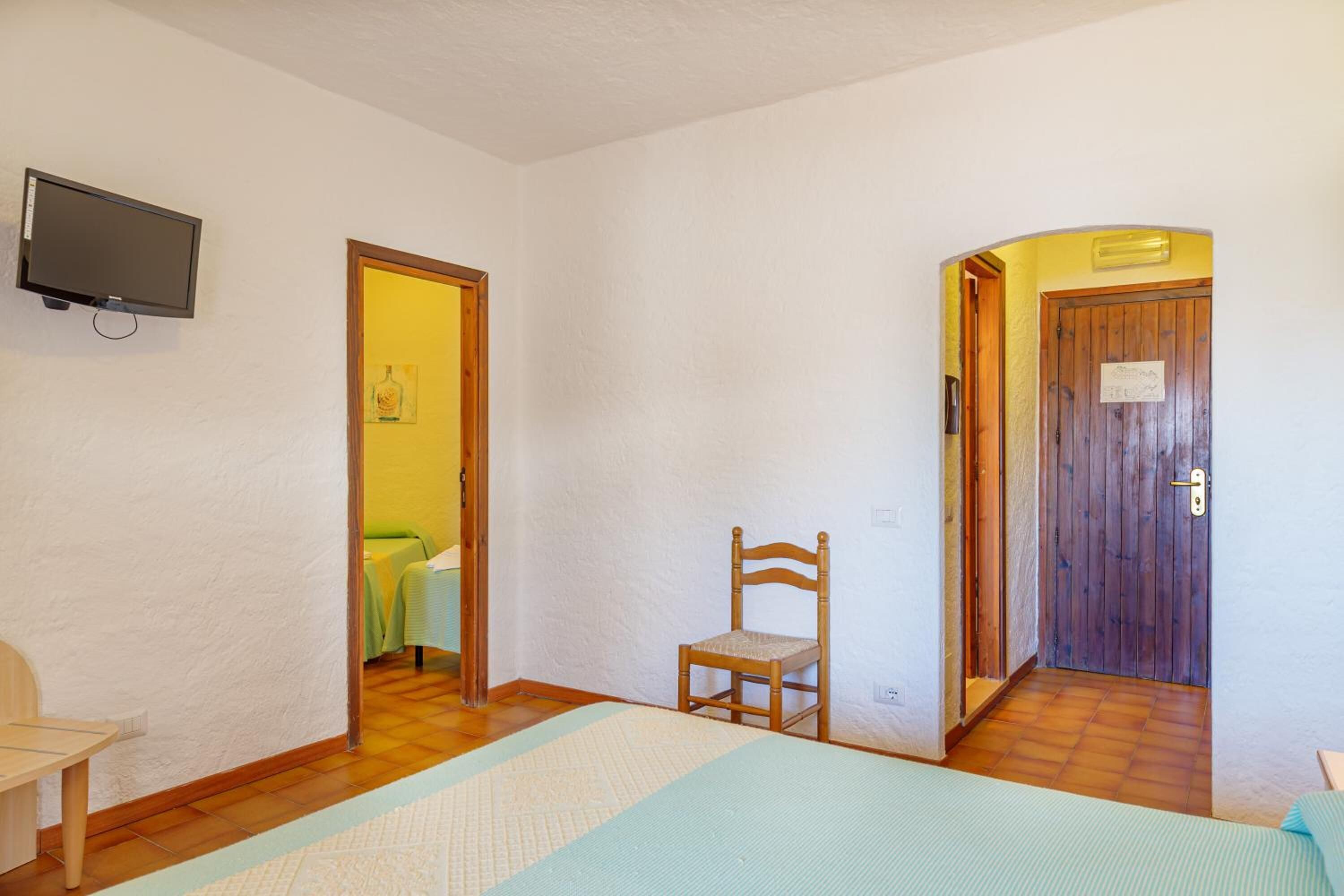 quadruple room | desk, free wifi, bed sheets