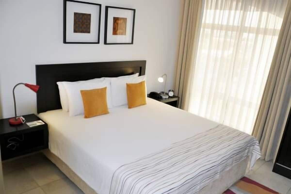Down duvets, in-room safe, desk, iron/ironing board