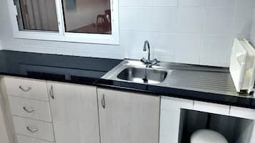 Estúdio, 1 quarto | Cozinha privada | Geladeira, cooktop, talheres/pratos/utensílios de cozinha