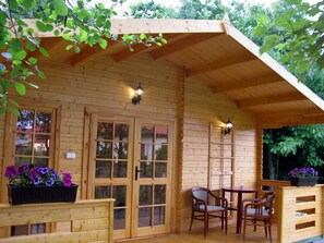 Family Cottage, 2 Bedrooms, Garden View | Iron/ironing board, free WiFi, bed sheets