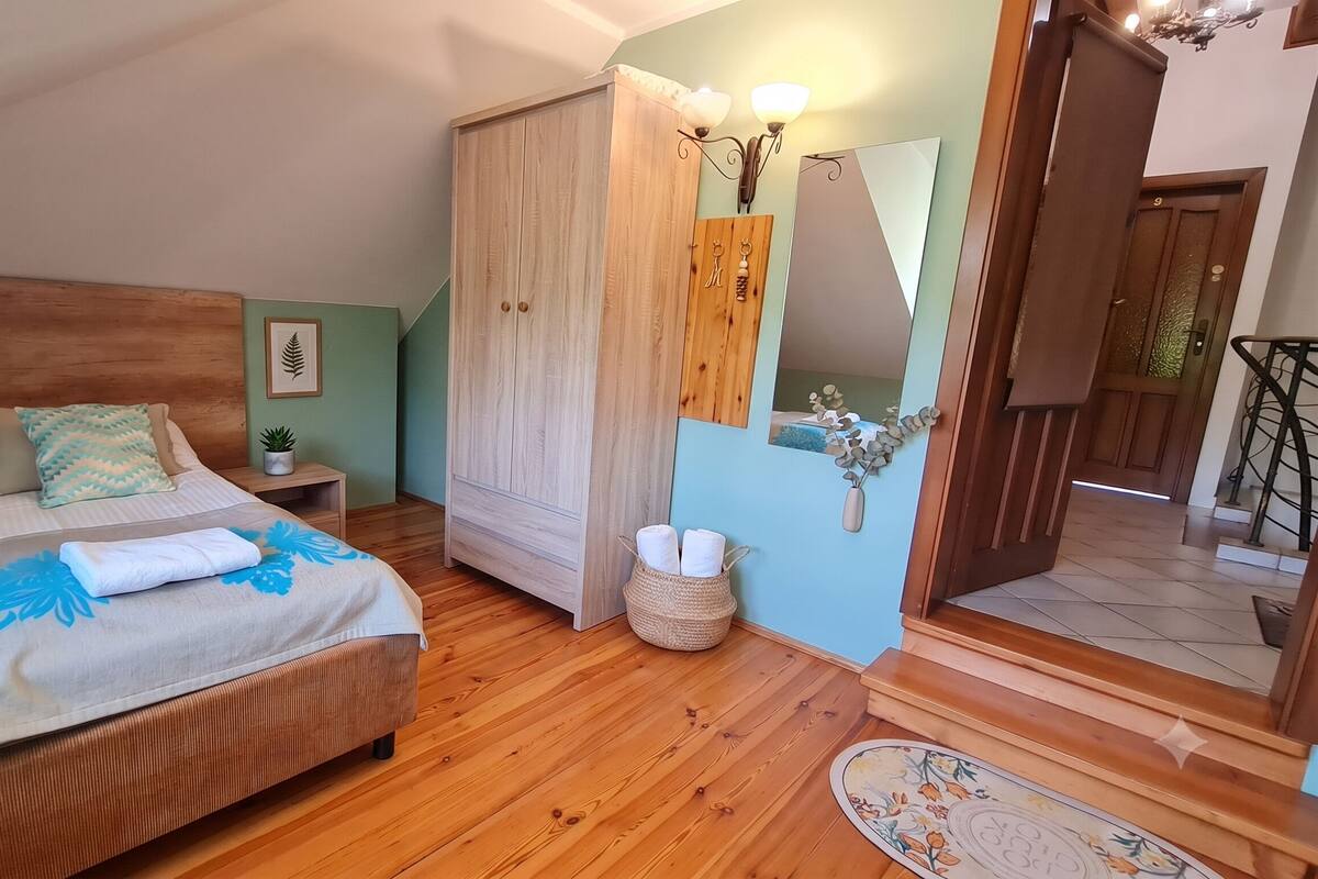 Single Room | Premium bedding, iron/ironing board, free WiFi, bed sheets