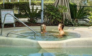 Outdoor spa tub - Seacove Resort (Coolum Beach)