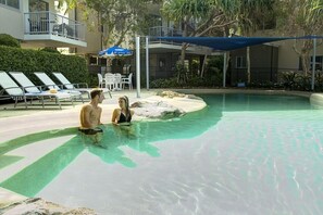 Outdoor pool, pool umbrellas, pool loungers - Seacove Resort (Coolum Beach)