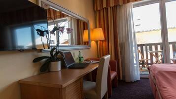 Camas con pillow-top, escritorio y tabla de planchar con plancha