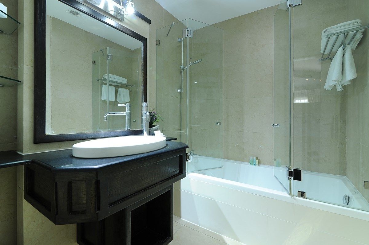 royal room | bathroom | hair dryer, dressing gowns, slippers, towels