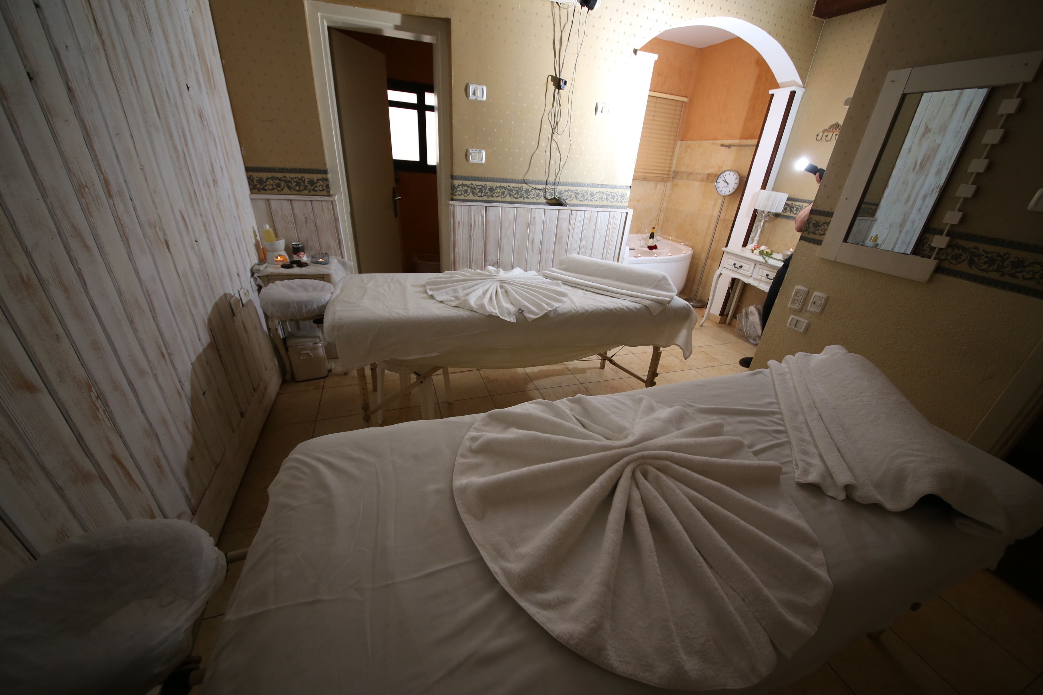 couples treatment room(s), aromatherapy, facials, ayurvedic treatments