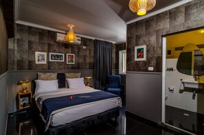 In-room safe, desk, laptop workspace, free cots/infant beds - Ness Hotel (Tel Aviv)