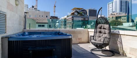 Banyera d'hidromassatge a l'aire lliure