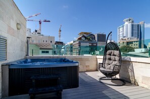 Outdoor spa tub - Ness Hotel (Tel Aviv)